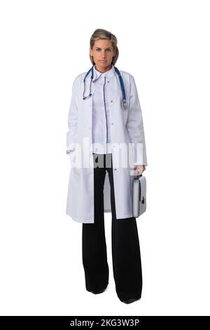 Medizin, Beruf und Gesundheitskonzept - glücklich lächelnde Ärztin im weißen Mantel mit Stethoskop isoliert Stockfoto