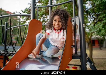 Zwei Kinder nahmen an einer Outdoor-Aktivität Teil Stockfoto