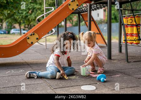 Zwei Kinder nahmen an einer kreativen Outdoor-Aktivität Teil Stockfoto