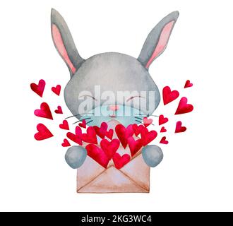 Ein süßes Häschen hält einen Umschlag mit roten Herzen in den Pfoten. Romantischer Höhepunkt. Valentinstag, Geburtstag und andere Feiertage. Stockfoto