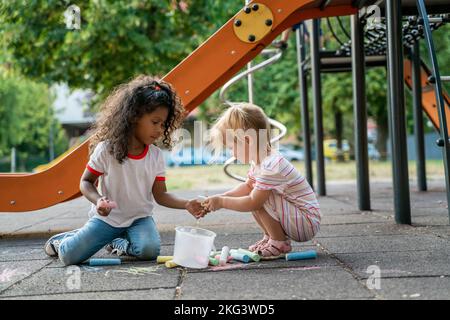 Zwei interrassische Kinder, die an einer kreativen Aktivität beteiligt waren Stockfoto