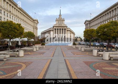 Vor dem bulgarischen Parlament in Sofia mit den Worten: Nationalversammlung. Stockfoto
