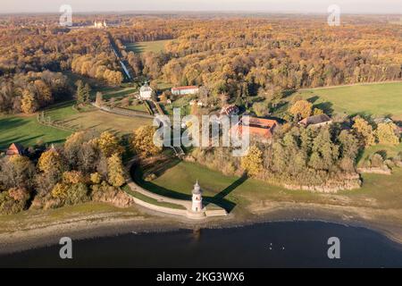 Luftaufnahme über Leuchtturm und Schloss Fasanenschloss, Blick auf Schloss Moritzburg im Hintergrund, Herbstfarben, Deutschland Stockfoto