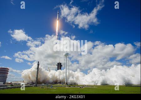 SpaceX Crew-5 Liftoff, Remote Cam #9. Die Rakete Falcon 9 von SpaceX, auf der die Dragon Endurance-Raumsonde aufragt, steigt nach dem Start vom Kennedy Space Center Launch Complex 39A der NASA in Florida am 5. Oktober 2022 beim Start von SpaceX Crew-5 nach oben. In Endurance sind die NASA-Astronauten Nicole Mann, Kommandantin, Josh Cassada, Pilot, und die Missionsspezialisten Koichi Wakata von der JAXA (Japan Aerospace Exploration Agency) sowie die Roskosmos-Kosmonauten Anna Kikina. Die Crew ist auf dem Weg zur Internationalen Raumstation für eine Wissenschaftsexpedition im Rahmen des Commercial Crew Program der Agentur. Lif Stockfoto