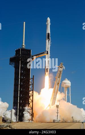 SpaceX Crew-5 Liftoff, Remote Cam #5. Am 5. Oktober 2022 startet die Weltraumrakete Falcon 9 von SpaceX mit der Dragon Endurance-Raumsonde oben vom Kennedy Space Center Launch Complex 39A der NASA in Florida zum Start von SpaceX Crew-5. In Endurance sind die NASA-Astronauten Nicole Mann, Kommandantin, Josh Cassada, Pilot, und die Missionsspezialisten Koichi Wakata von der JAXA (Japan Aerospace Exploration Agency) sowie die Roskosmos-Kosmonauten Anna Kikina. Die Crew ist auf dem Weg zur Internationalen Raumstation für eine Wissenschaftsexpedition im Rahmen des Commercial Crew Program der Agentur. Der Start erfolgte mittags Stockfoto