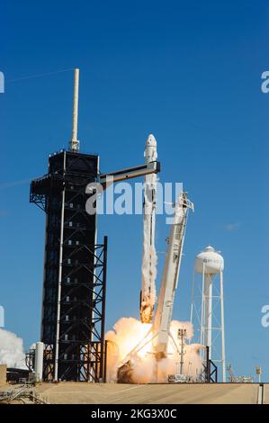 SpaceX Crew-5 Liftoff, Remote Cam #5. Am 5. Oktober 2022 startet die Weltraumrakete Falcon 9 von SpaceX mit der Dragon Endurance-Raumsonde oben vom Kennedy Space Center Launch Complex 39A der NASA in Florida zum Start von SpaceX Crew-5. In Endurance sind die NASA-Astronauten Nicole Mann, Kommandantin, Josh Cassada, Pilot, und die Missionsspezialisten Koichi Wakata von der JAXA (Japan Aerospace Exploration Agency) sowie die Roskosmos-Kosmonauten Anna Kikina. Die Crew ist auf dem Weg zur Internationalen Raumstation für eine Wissenschaftsexpedition im Rahmen des Commercial Crew Program der Agentur. Der Start erfolgte mittags Stockfoto