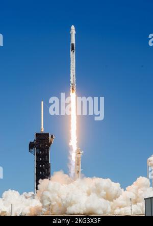 SpaceX Crew-5 Liftoff, Remote Cam #3. Die Rakete Falcon 9 von SpaceX, auf der die Dragon Endurance-Raumsonde aufragt, steigt nach dem Start vom Kennedy Space Center Launch Complex 39A der NASA in Florida am 5. Oktober 2022 beim Start von SpaceX Crew-5 nach oben. In Endurance sind die NASA-Astronauten Nicole Mann, Kommandantin, Josh Cassada, Pilot, und die Missionsspezialisten Koichi Wakata von der JAXA (Japan Aerospace Exploration Agency) sowie die Roskosmos-Kosmonauten Anna Kikina. Die Crew ist auf dem Weg zur Internationalen Raumstation für eine Wissenschaftsexpedition im Rahmen des Commercial Crew Program der Agentur. Lif Stockfoto