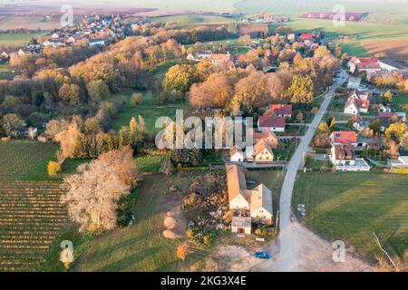 Luftaufnahme über das Dorf Proschwitz nördlich der Stadt Meissen, Schloss Proschwitz (Mitte), ländliche Landschaft, Deutschland Stockfoto