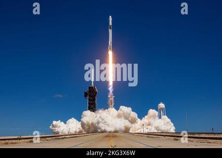 SpaceX Crew-5 Startfotos. Die Rakete Falcon 9 von SpaceX, auf der die Dragon Endurance-Raumsonde aufragt, steigt nach dem Start vom Kennedy Space Center Launch Complex 39A der NASA in Florida am 5. Oktober 2022 beim Start von SpaceX Crew-5 nach oben. In Endurance sind die NASA-Astronauten Nicole Mann, Kommandantin, Josh Cassada, Pilot, und die Missionsspezialisten Koichi Wakata von der JAXA (Japan Aerospace Exploration Agency) sowie die Roskosmos-Kosmonauten Anna Kikina. Die Crew ist auf dem Weg zur Internationalen Raumstation für eine Wissenschaftsexpedition im Rahmen des Commercial Crew Program der Agentur. Abheben occu Stockfoto