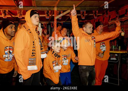 DEN HAAG - Orange Fans auf dem Haagse Marktweg, besser bekannt als Oranjestraat, während des WM-Spiels in Katar zwischen Senegal und den Niederlanden. ANP SEM VAN DER WAL niederlande Out - belgien Out Stockfoto