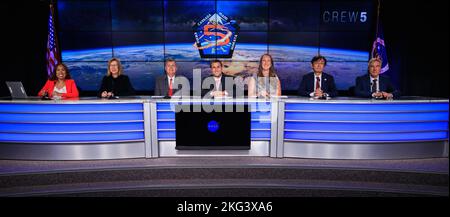 NASA's SpaceX Crew-5 Post-Launch News Conference. Am 5. Oktober 2022 findet im News Auditorium im Kennedy Space Center der NASA in Florida eine Pressekonferenz nach dem Start der NASA-Mission SpaceX Crew-5 statt. Teilnehmer sind, von links: Megan Cruz, Moderatorin, NASA Communications; Kathy Lueders, Associate Administrator, Mission Directorate of Human Exploration and Operations, NASA Headquarters; Steve Stich, Manager, Commercial Crew Program, Kennedy; Joel Montalbano, Manager, International Space Station, Johnson Space Center; Sarah Walker, Direktorin, Dragon Mission Management, SpaceX; Hiroshi Sa Stockfoto