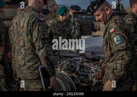 Polnische Soldaten, die der gepanzerten Lubuska Kavallerie-Division 11. zugewiesen wurden, versammeln sich um das kürzlich entfernte Abrams M1A2 System Enhancement Package Version 3 des Kraftpakets während des Abrams-Logistikgipfels in Drawsko Pomorskie, Polen, 27. Oktober 2022. Der ABCT 3-1 arbeitet stolz mit 1 ID, anderen NATO-Verbündeten und regionalen Sicherheitspartnern zusammen, um dem V Corps, dem amerikanischen Vorwärtskorps in Europa, kampfglaubwürdige Streitkräfte zur Verfügung zu stellen. Stockfoto