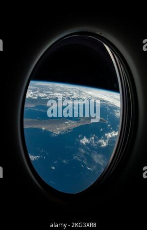 . Iss068e012233 (Okt 5, 2022) --- dieser Blick aus einem Fenster auf dem RaumX Dragon Freedom Crew-Schiff blickt auf Baja California Sur und den Golf von Kalifornien, als die Internationale Raumstation 261 Meilen über dem Pazifischen Ozean umkreiste. Stockfoto