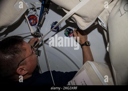 . Iss068e012479 (Okt 5, 2022) --- NASA-Astronaut und Expedition 68-Flugingenieur Kjell Lindgren signiert seinen Namen um den OFT-2 (Orbital Flight Test-2)-Missionsaufkleber, der an der Apsis des Harmony-Moduls angebracht ist. Lindgren war an Bord der Internationalen Raumstation, als das Raumschiff CST-100 von Boeing am 19. Mai 2022 für eine sechstägige unbemannte Testmission an den Vorhafen von Harmony andockte. Stockfoto