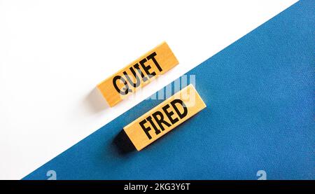 Symbol für leise ausgelöst. Concept Words leise auf Holzblöcke gefeuert. Schöner weißer und blauer Hintergrund. Business- und ruhiggestellt. Speicherplatz kopieren. Stockfoto