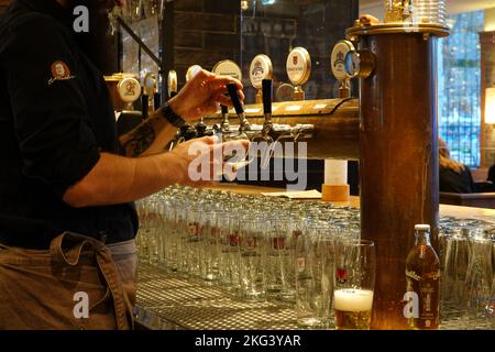 Stuttgart, Deutschland. 21.. November 2022. Ein Mitarbeiter des Restaurants Carls Brauhaus in Stuttgart zapft Bier. Auf der Landesdelegiertenkonferenz des Hotel- und Gaststättenverbands DEHOGA Baden-Württemberg in Rust werden aktuelle politische Anliegen der Hotellerie sowie die Chancen Baden-Württembergs als Tourismusland diskutiert. Quelle: Valeria Nickel/dpa/Alamy Live News Stockfoto