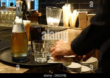 Stuttgart, Deutschland. 21.. November 2022. Ein Mitarbeiter des Restaurants Carls Brauhaus in Stuttgart bereitet ein Tablett mit Getränken zu. Auf der Landesdelegiertenkonferenz des Hotel- und Gaststättenverbands DEHOGA Baden-Württemberg in Rust werden aktuelle politische Anliegen der Hotellerie sowie die Chancen Baden-Württembergs als Tourismusland diskutiert. Quelle: Valeria Nickel/dpa/Alamy Live News Stockfoto
