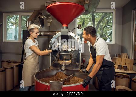 Zwei Fachleute arbeiten in einer Kaffeerösterei zusammen Stockfoto