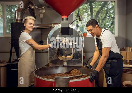 Professionelles Personal, das in einer Kaffeerösterei arbeitet Stockfoto