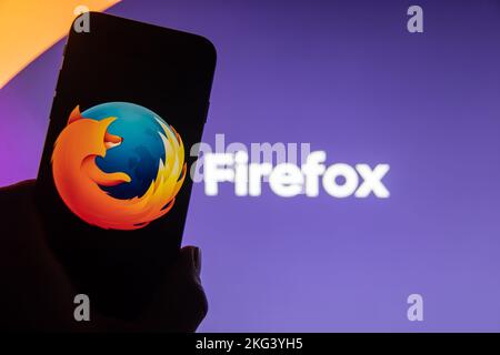 Rheinbach, Deutschland 21. November 2022, das Markenlogo des Webbrowsers „Mozilla Firefox“ auf dem Display eines Smartphones (Fokus auf dem Markenlogo) Stockfoto