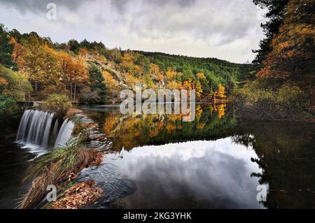 Atemberaubende Landschaft mit Wasserfall, Damm, Fluss und magischen Farben Stockfoto