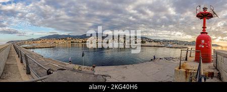 Panorama über den Hafen der italienischen Stadt San Remo bei Sonnenaufgang im Sommer Stockfoto