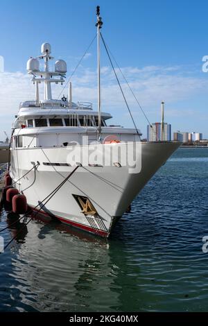 Sea Huntress Luxury Motor Yacht, festgemacht in Gunwharf Quays Marina, Portsmouth Harbour, Portsmouth, Hampshire, England, VEREINIGTES KÖNIGREICH Stockfoto