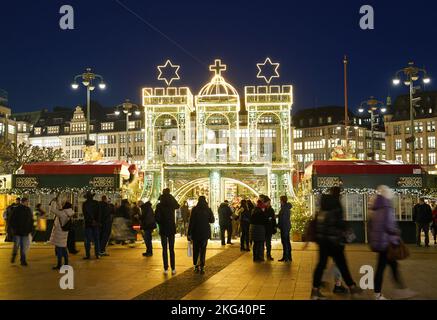 Hamburg, Deutschland. 21.. November 2022. Besucher spazieren durch den historischen Weihnachtsmarkt am Rathausmarkt. Zahlreiche Weihnachtsmärkte in Hamburg und Schleswig-Holstein sind ab heute geöffnet. Kredit: Marcus Brandt/dpa/Alamy Live Nachrichten Stockfoto