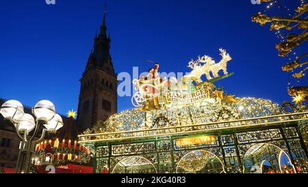 Hamburg, Deutschland. 21.. November 2022. Blick auf den Eingang zum historischen Weihnachtsmarkt am Rathausmarkt. Zahlreiche Weihnachtsmärkte in Hamburg und Schleswig-Holstein sind ab heute geöffnet. Kredit: Marcus Brandt/dpa/Alamy Live Nachrichten Stockfoto