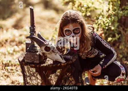 Kinder feiern eine Halloween-Kostümparty im Garten Stockfoto
