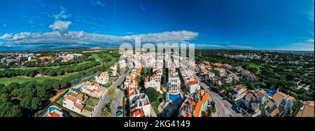 Luftdrohnenblick auf das Old Village Resort, eine ruhige Lage an der Algarve, umgeben vom Pinhal Golfplatz und in der Nähe von unberührten Stränden Stockfoto