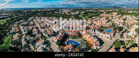 Luftdrohnenblick auf das Old Village Resort, eine ruhige Lage an der Algarve, umgeben vom Pinhal Golfplatz und in der Nähe von unberührten Stränden Stockfoto