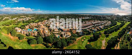 Luftdrohnenblick auf das Old Village Resort, eine ruhige Lage an der Algarve, umgeben vom Pinhal Golfplatz und in der Nähe von unberührten Stränden Stockfoto