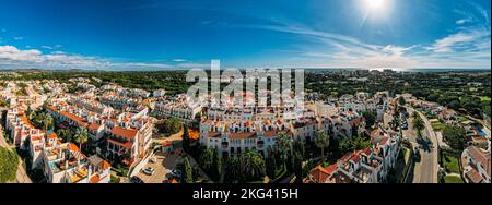 Luftdrohnenblick auf das Old Village Resort, eine ruhige Lage an der Algarve, umgeben vom Pinhal Golfplatz und in der Nähe von unberührten Stränden Stockfoto