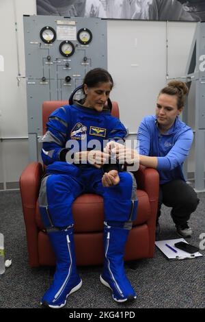 Boeing Crew Training. Die NASA-Astronautin Suni Williams, Pilotin für den Boeing Crew Flight Test (CFT), überprüft ihren Raumanzügen während eines Validierungstests der Crew im Astronaut Crew Quarters im Kennedy Space Center der NASA in Florida am 18. Oktober 2022. Williams, zusammen mit den NASA-Astronauten Barry „Butch“ Wilmore, CFT-Kommandant, Und Mike Fincke, CFT-Backup-Testpilot für Raumfahrzeuge, hat mit Unterstützung des Boeing-Teams den Validierungstest erfolgreich abgeschlossen, bei dem sie das druckbeaufschlagte Crew-Modul aufgesetzt und getestet haben, um den Sitz, die Funktionalität des Anzugs, die Kabinentemperatur, das Audiosystem und den Tag zu gewährleisten Stockfoto