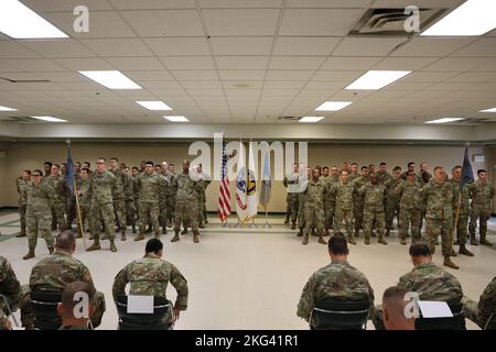 FORT GEORGE G. MEADE, MD. – Col. Benjamin Sangster, Kommandant der 780. Military Intelligence Brigade (Cyber), veranstaltete eine Zeremonie zur Übertragung der Autorität zwischen zwei Armeeformationen der Nationalgarde, wobei ein Bataillon mit einem anderen überging, um die Task Force Echo Cyberspace-Mission nahtlos fortzusetzen, Oktober 28 im Capt. John E. Smathers U.S. Army Reserve Center. Stockfoto