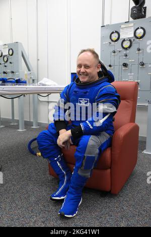 Boeing Crew Training. NASA-Astronaut Mike Fincke, Boeing Crew Flight Test (CFT) Backup-Raumsonde Testpilot, überprüft seinen Raumanzügen während eines Crew-Validierungstests im Astronaut Crew Quarters am 18. Oktober 2022 im Kennedy Space Center der NASA in Florida. Fincke hat zusammen mit den NASA-Astronauten Suni Williams und Barry „Butch“ Wilmore, CTF-Pilot und -Kommandant, mit Unterstützung des Boeing-Teams den Validierungstest erfolgreich abgeschlossen, bei dem sie das unter Druck stehende Crew-Modul für Sitz, Anzugfunktion, Kabinentemperatur, Audiosystem und getestet haben Stockfoto