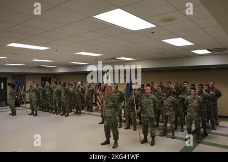 FORT GEORGE G. MEADE, MD. – Col. Benjamin Sangster, Kommandant der 780. Military Intelligence Brigade (Cyber), veranstaltete eine Zeremonie zur Übertragung der Autorität zwischen zwei Armeeformationen der Nationalgarde, wobei ein Bataillon mit einem anderen überging, um die Task Force Echo Cyberspace-Mission nahtlos fortzusetzen, Oktober 28 im Capt. John E. Smathers U.S. Army Reserve Center. Stockfoto