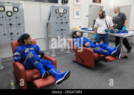 Die NASA-Astronauten Suni Williams, Barry Wilmore und Mike Fincke führten im Kennedy Space Center Validierungstests für Raumzüge und unter Druck stehende Crew-Module für den CST-100 Starliner Crew Flight Test durch. Stockfoto