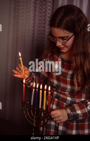 Familienfeier des jüdischen Feiertages Hanukka zu Hause Stockfoto