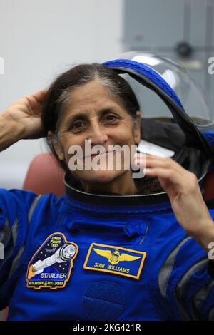 Die NASA-Astronautin Suni Williams verifizierte ihren Raumanzug und Helm während eines CST-100 Starliner Crew Validierungstests am 18. Oktober 2022 zusammen mit Barry Wilmore und Mike Fincke, um die Sitzpassung, die Kabinensysteme und die Startverfahren vor dem CFT-Flug im April 2023 zu überprüfen. Stockfoto