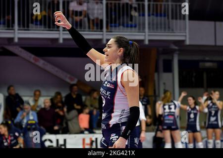 Francesca Villani #9 von reale Mutua Fenera Chieri Gesten während des Spiels der Volley Serie A Women 2022/23 zwischen reale Mutua Fenera Chieri und Savino del Stockfoto