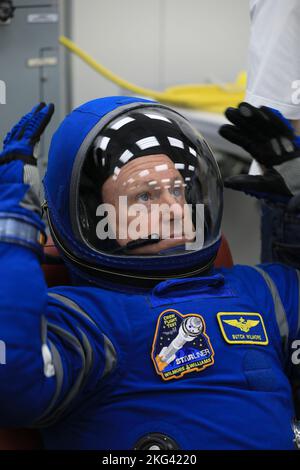 Boeing Crew Training. NASA-Astronaut Barry „Butch“ Wilmore, Kommandant des Boeing Crew Flight Test (CFT), überprüft seinen Helm während eines Tests zur Validierung der Besatzung im Astronaut Crew Quarters am 18. Oktober 2022 im Kennedy Space Center der NASA in Florida. Wilmore hat zusammen mit den NASA-Astronauten Suni Williams, CFT-Pilot, und Mike Fincke, CFT-Backup-Raumfahrzeug-Testpilot, mit Unterstützung des Boeing-Teams den Validierungstest erfolgreich abgeschlossen, bei dem sie das unter Druck stehende Crew-Modul für Sitz, Anzugfunktion, Kabinentemperatur, Audiosystem, Und am Tag der Markteinführung Stockfoto