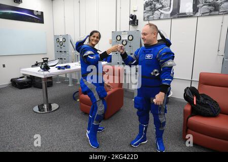 Die NASA-Astronauten Suni Williams, Mike Fincke und Barry Wilmore absolvierten am 18. Oktober 2022 einen Crew-Validierungstest des Boeing CST-100 Starliner im Astronaut-Crew-Quartier im Kennedy Space Center. und am Tag der Markteinführung vor der CFT-Markteinführung im April 2023. Stockfoto