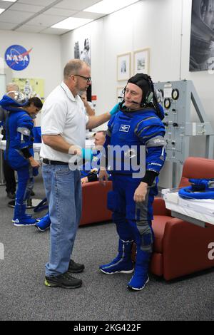 Boeing Crew Training. NASA-Astronaut Mike Fincke, rechts, Ersatzpilot für den Boeing Crew Flight Test (CFT), überprüft seinen Raumanzügen während eines Crew-Validierungstests im Astronaut Crew Quarters am 18. Oktober 2022 im Kennedy Space Center der NASA in Florida. Fincke hat zusammen mit den NASA-Astronauten Suni Williams und Barry „Butch“ Wilmore, CFT-Pilot und -Kommandant, zusammen mit Unterstützung des Boeing-Teams den Validierungstest erfolgreich abgeschlossen, bei dem sie das unter Druck stehende Crew-Modul für Sitz, Anzugfunktionalität, Kabinentemperatur und AU geeignet und getestet haben Stockfoto