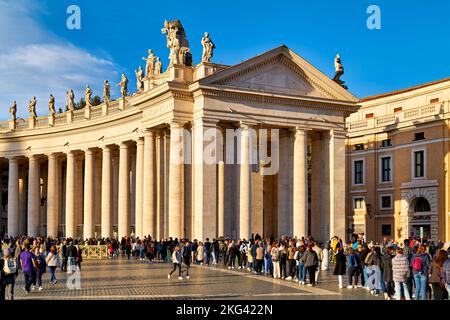 Rom Latium Italien. Touristen, die Schlange stehen, um den Petersdom auf dem Petersplatz zu betreten Stockfoto