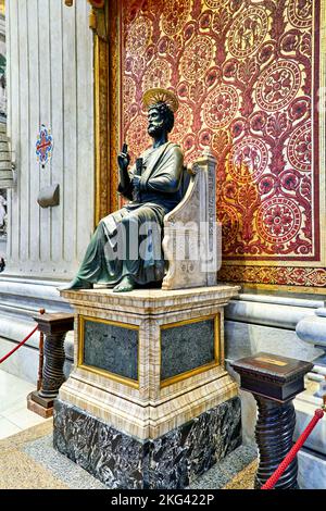 Rom Latium Italien. Petersdom auf dem Petersplatz. Die Bronzestatue des heiligen Petrus mit den Schlüsseln des Himmels von Arnolfo di Cambio Stockfoto