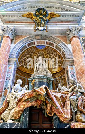 Rom Latium Italien. Petersdom auf dem Petersplatz. Das Grab von Alexander VII. Von Bernini Stockfoto