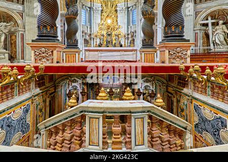 Rom Latium Italien. Petersdom auf dem Petersplatz. Der Altar mit Berninis Baldacchino Stockfoto