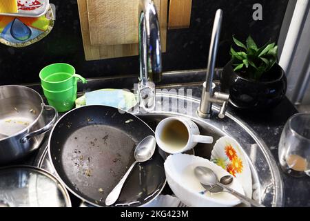 Im Waschbecken in der Küche war viel dreckiges Geschirr Stockfoto